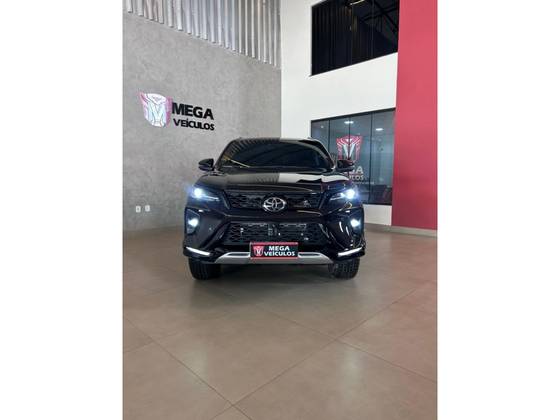 TOYOTA HILUX SW4 2.8 D-4D TURBO DIESEL SRX PLATINUM 7L 4X4 AUTOMÁTICO TOYOTA HILUX SW4 2.8 D-4D TURBO DIESEL SRX PLATINUM 7L 4X4 AUTOMÁTICO
